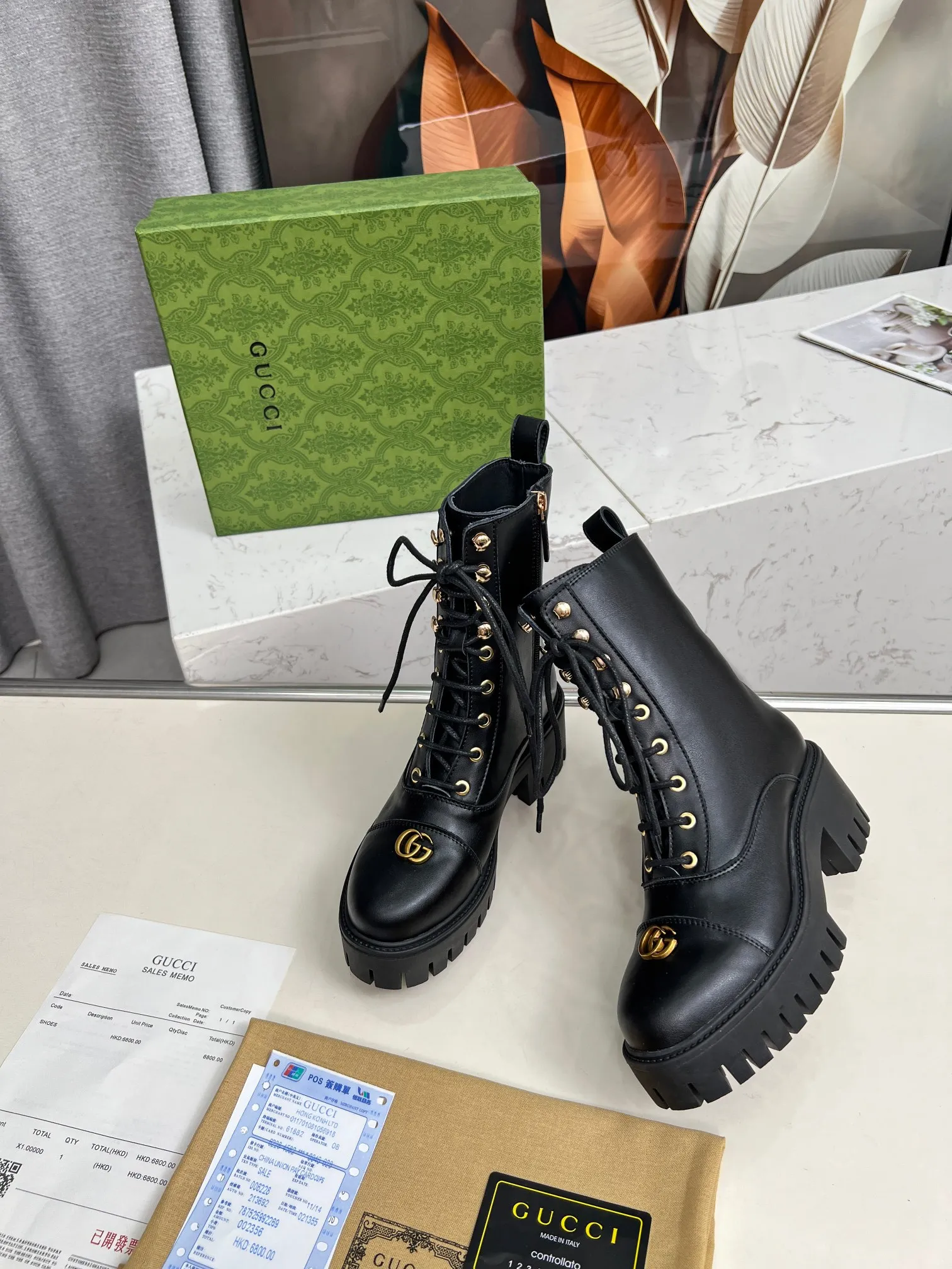 👟👟Ex-factory price 600👟👟 2025Gucci Gucci lace-up ankle boots. These lace-up ankle boots are made of Peugeot GG lace-up ankle boots. These lace-up ankle boots are carefully made of iconic GG cow leather, highlighting the brand's timeless and elegant aesthetic style. Featuring a bold silhouette, these ankle boots feature a rubber lug sole that provides secure support while giving the entire silhouette a modern, sophisticated feel. Lining: cowhide Heel height: 6 cm Size: 35-42#